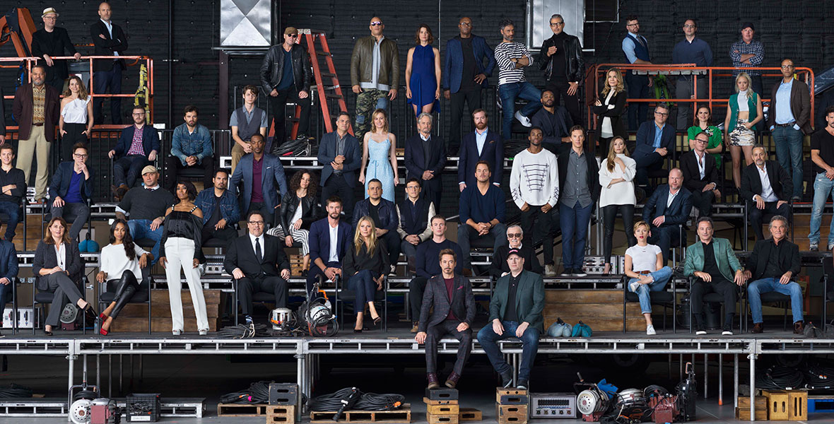 Foto grupal de los actores y directores de Marvel Studios por los primeros diez anos