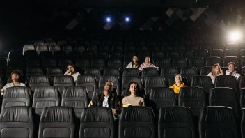 Espectadores en una sala de cine vacia mirando la pantalla