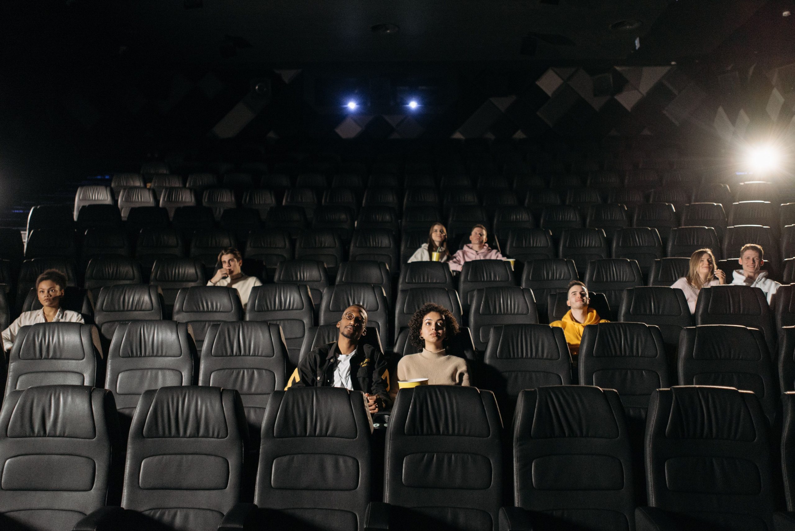 Espectadores en una sala de cine vacia mirando la pantalla