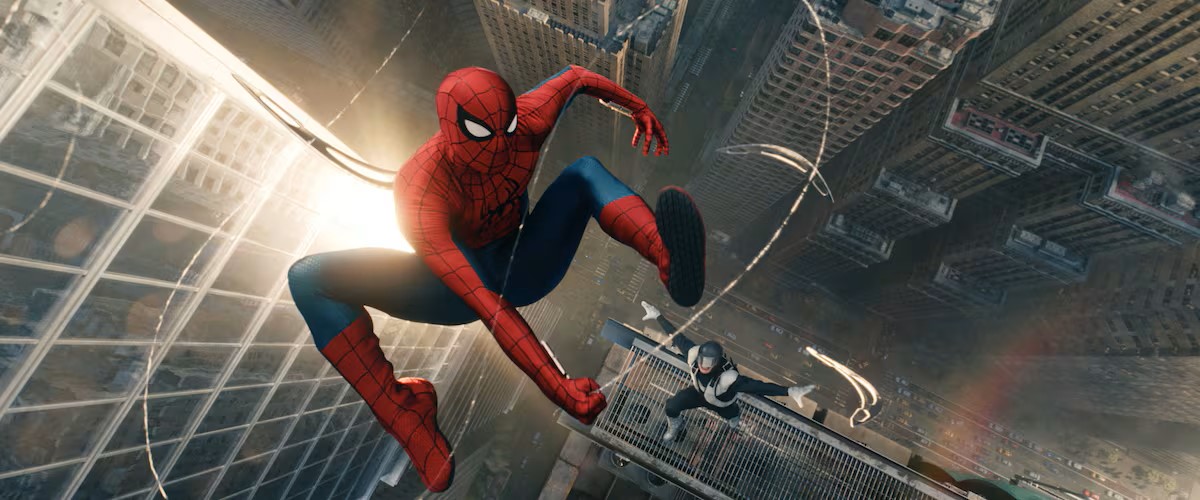 Spider-Man balanceandose entre rascacielos en una escena de Spider-Man Brand New Day