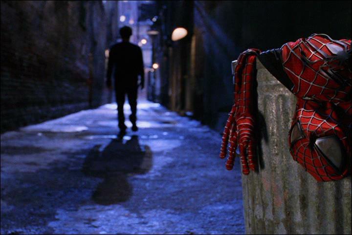 Traje de Spider-Man tirado en la basura en una escena de Spider-Man 2 de Sam Raimi