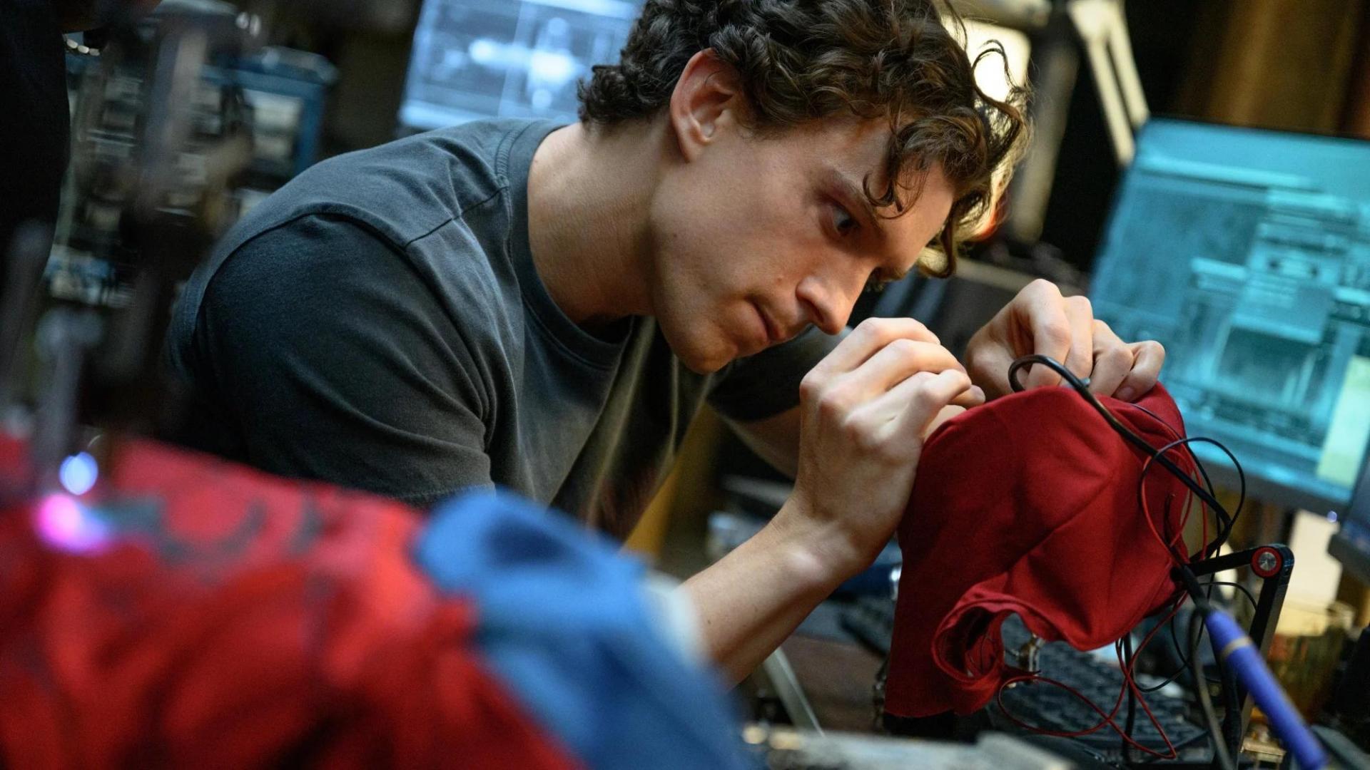 Tom Holland como Peter Parker arreglando su traje en Spider-Man Brand New Day