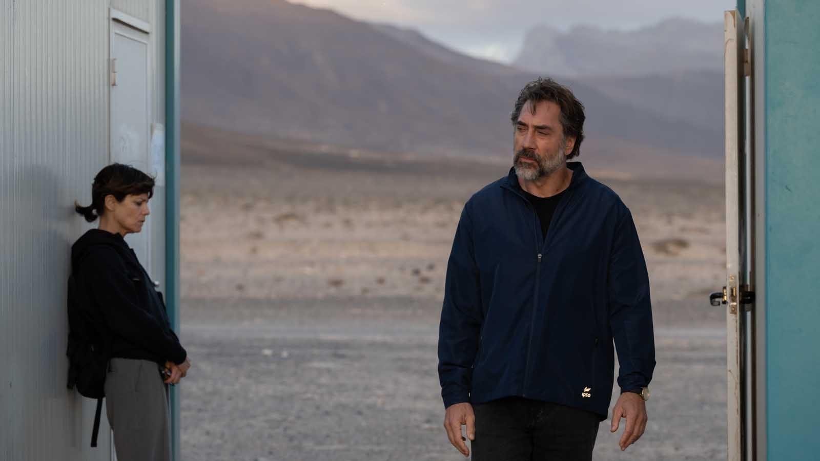 Javier Bardem y Vicky Luengo distanciados en un paisaje desertico en El ser querido