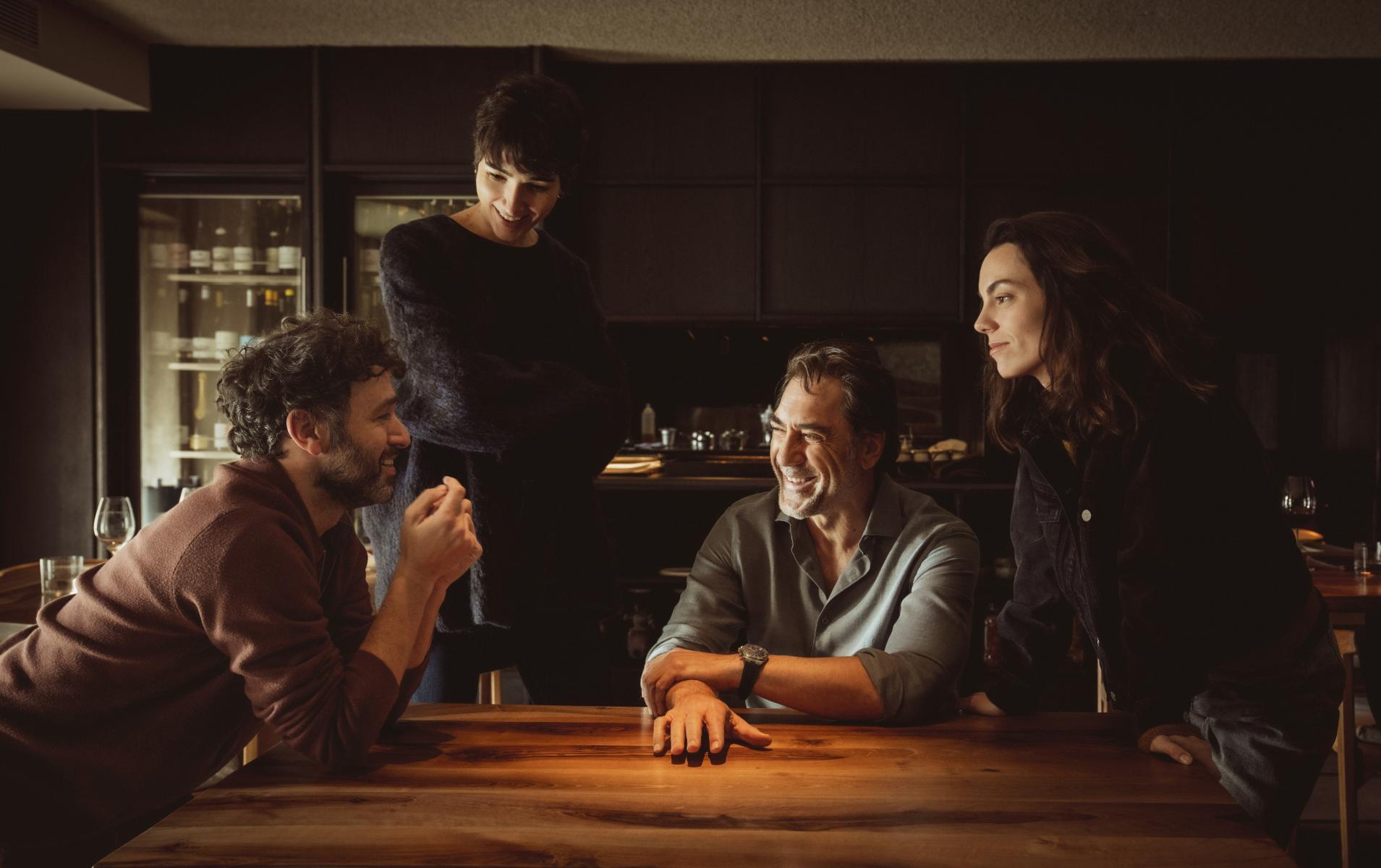 Rodrigo Sorogoyen Javier Bardem y Vicky Luengo reunidos en una mesa para El ser querido