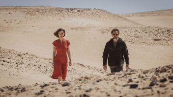 Vicky Luengo y Javier Bardem caminando por las dunas en El ser querido