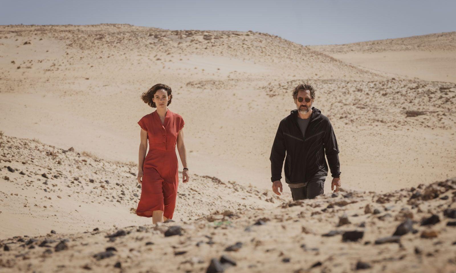 Vicky Luengo y Javier Bardem caminando por las dunas en El ser querido