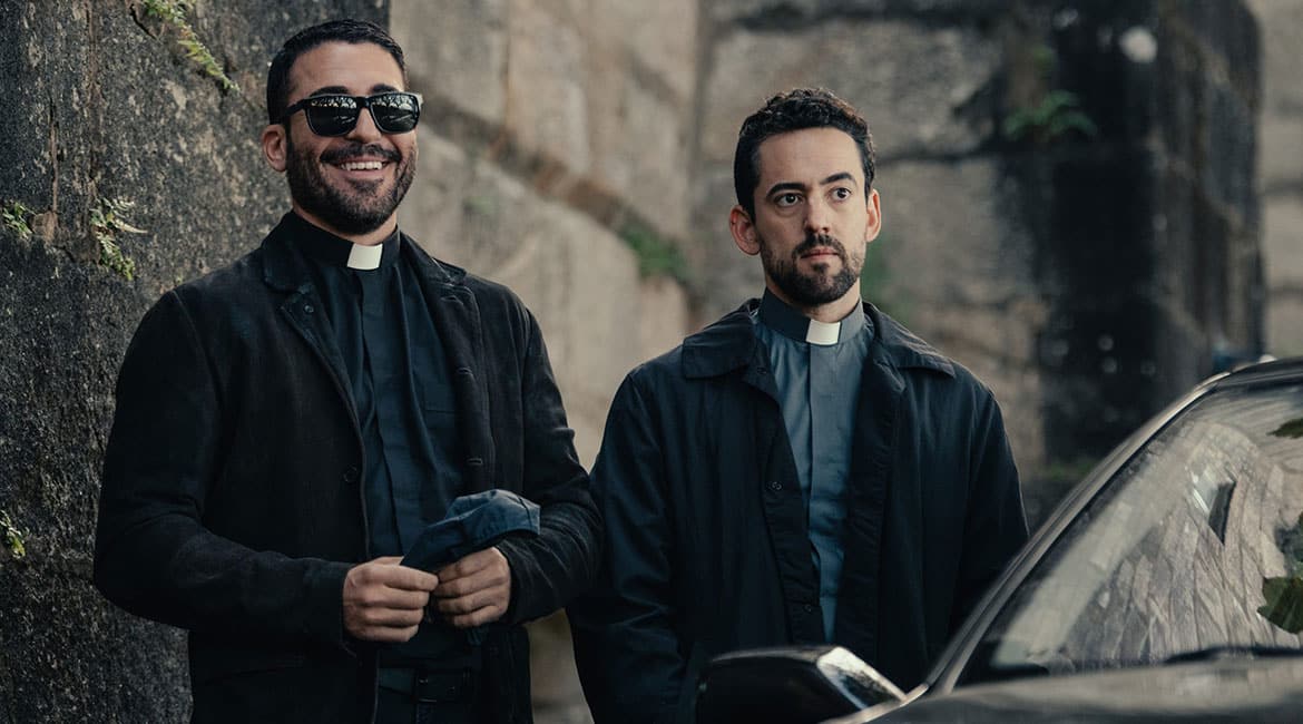 Luis Gerardo Méndez y Miguel Ángel Silvestre en Los enviados 2021, filmfilicos blog de cine